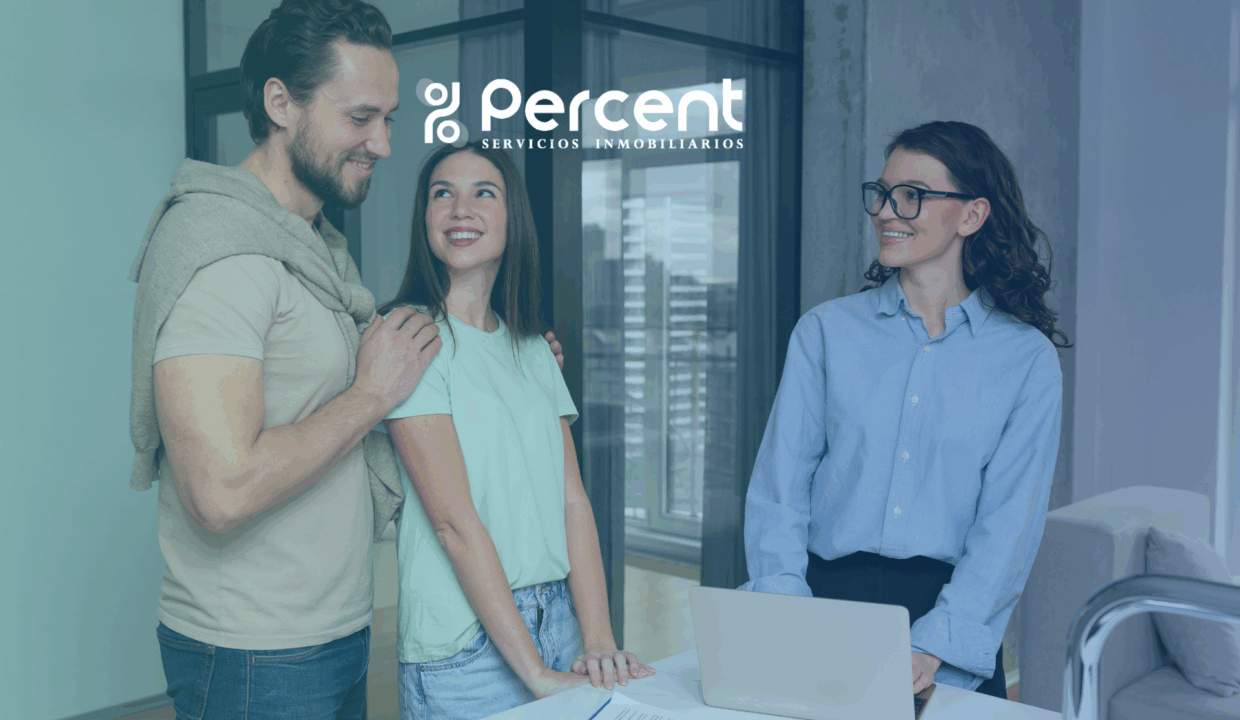 Agente inmobiliario profesional presentando una vivienda preparada para la venta, con buen marketing y puesta a punto.