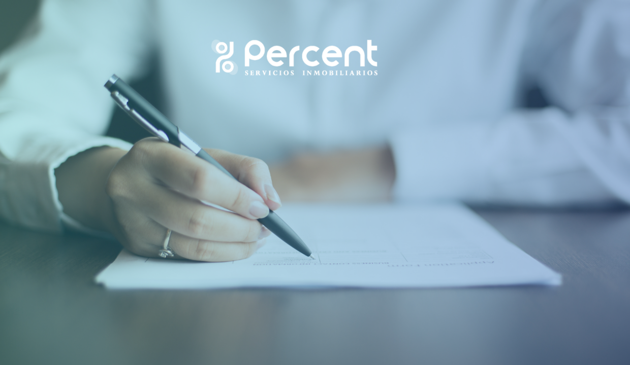 Propietarios firmando la venta de una herencia en una inmobiliaria de la Comunidad Valenciana con asesoramiento financiero.