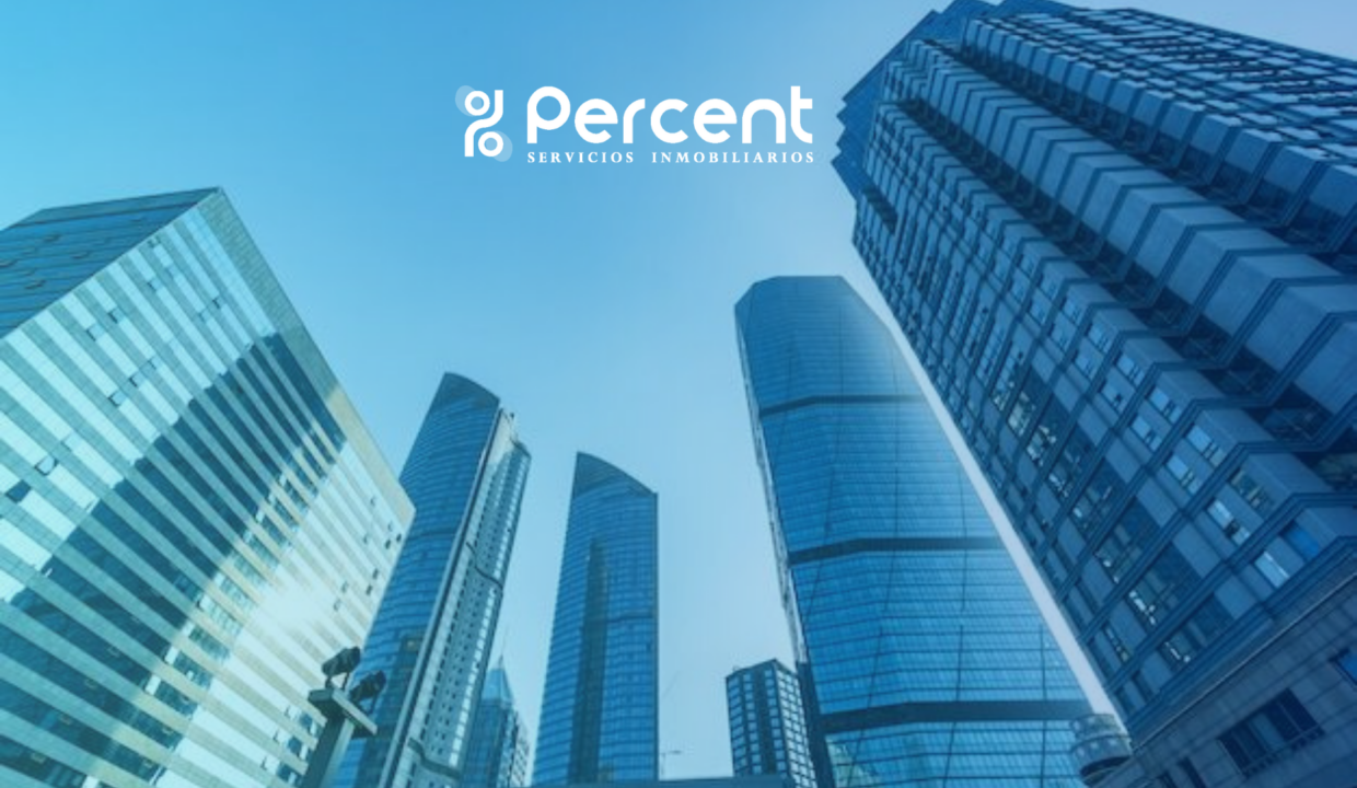 Propietario feliz vendiendo su casa en Valencia con la inmobiliaria Percent.